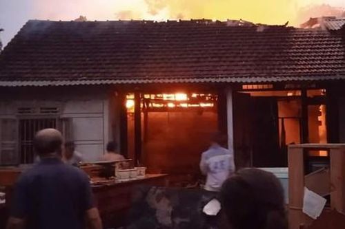 Nhà gỗ bốc cháy dữ dội trong đêm, thiêu rụi 250 triệu tiền mặt