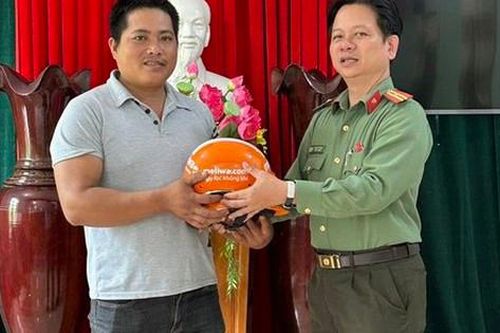 Người đàn ông dũng cảm lao xuống vùng nước sâu, cứu 4 người trong một gia đình