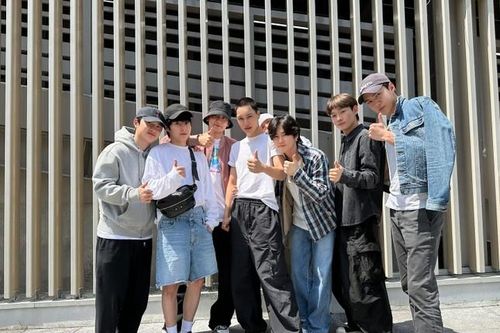 KAI 'đầu trứng cút' lộ diện, nhóm EXO tề tựu tiễn em út lên đường nhập ngũ