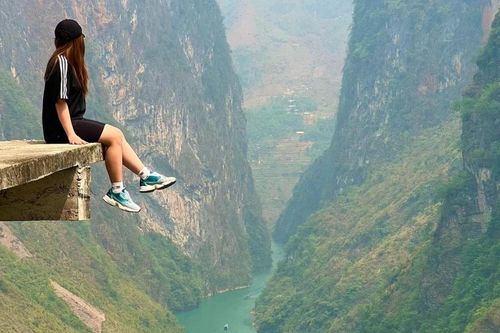 Cấm du khách chụp ảnh ở mép sân có góc chụp bao trọn sông Nho Quế