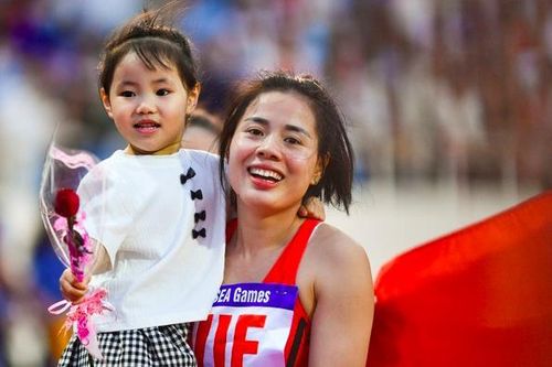 'Mẹ 1 con' Nguyễn Thị Huyền lập kỷ lục giành 12 HCV SEA Games