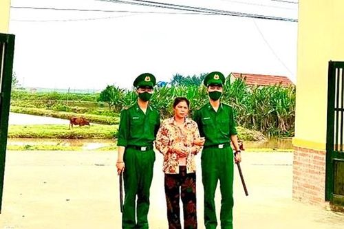 Giấu 'hàng trắng' vào sạp trái cây nhằm qua mặt cơ quan chức năng
