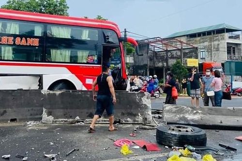 Xe khách tông vào dải phân cách khiến nhiều người bị thương