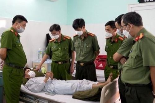 Cảnh sát cơ động bị nhóm quái xế dùng súng bắn