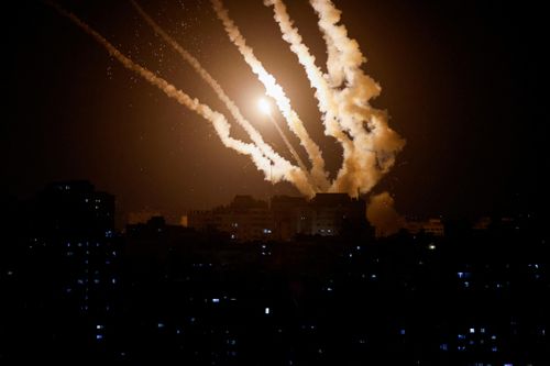 Israel hứng hàng trăm quả tên lửa sau khi không kích Gaza