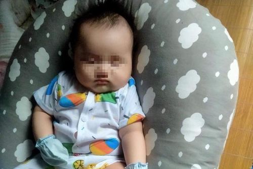 Bé trai 3 tháng tuổi bị bỏ lại trên cầu