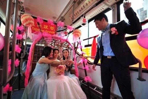 Chú rể rước dâu bằng xe buýt