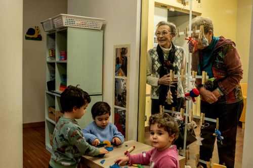 Khủng hoảng sinh đẻ khiến lớp học ở Italy bị thu nhỏ