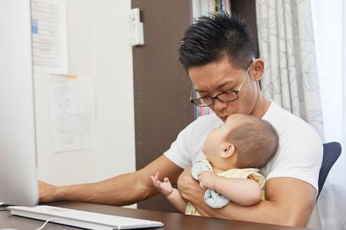 Bị đuổi việc vì đưa vợ đi sinh