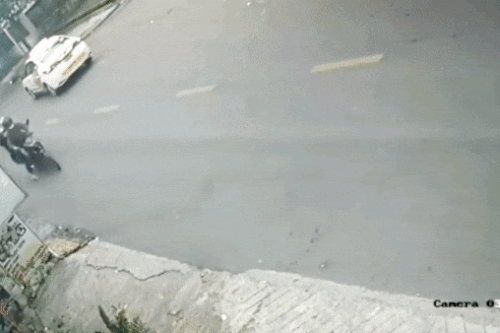 Bị xịt hơi cay, cảnh sát vẫn truy bắt nghi can trộm ở TP.HCM