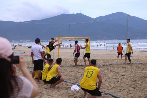 Gần 100 VĐV tranh tài Giải vô địch Bóng ném bãi biển quốc gia
