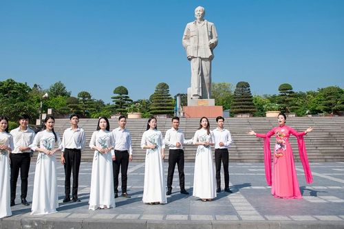 Sao Mai Huyền Trang ra MV mừng sinh nhật Bác Hồ