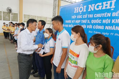 Đoàn đại biểu Quốc hội tỉnh Sóc Trăng tiếp xúc cử tri công nhân lao động