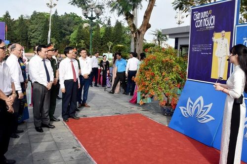 Khai mạc Triển lãm chuyên đề 'Hồ Chí Minh - Chân dung một con người'