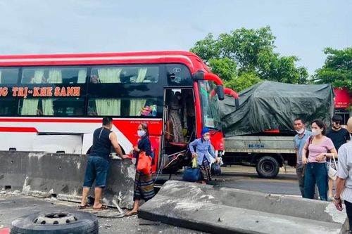 Xe khách tông đổ dải phân cách QL1A, 3 người bị thương