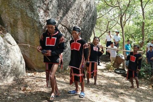 Gia Lai: Độc đáo lễ cúng cầu mưa trên đỉnh núi thần Chư Tao Yang