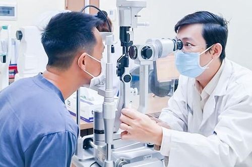 Người đàn ông suýt mù mắt sau khi bị quả bóng va vào đầu