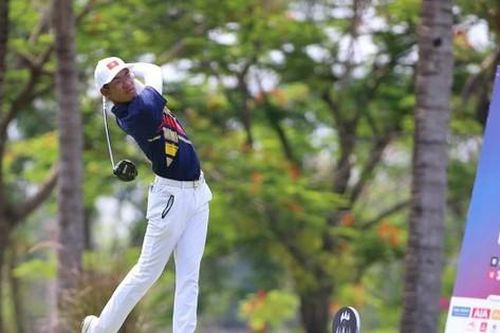 Giành huy chương golf lịch sử, Khánh Hưng và Anh Minh nhận thưởng nóng