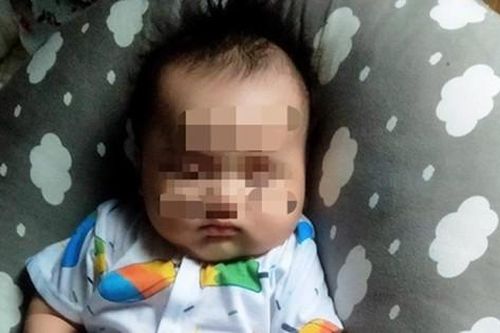 Phát hiện bé trai 2 tháng tuổi bị bỏ rơi giữa cầu trong đêm tối