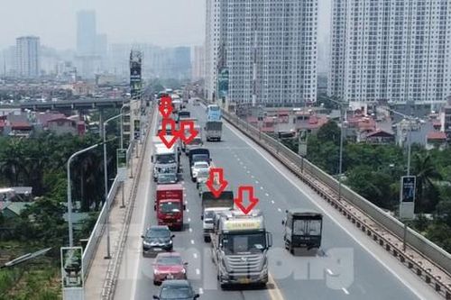 Cầu Thăng Long liên tục tắc kéo dài vì xe 'hổ vồ' chạy dày đặc