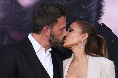 Jennifer Lopez mặc gợi cảm, hôn chồng trên thảm đỏ