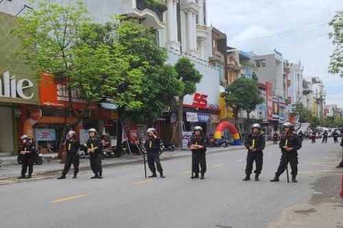 Cảnh sát bao vây nhà 'trùm' giang hồ ở Thanh Hóa