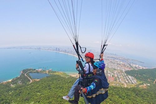 Chi tiền triệu bay lượn ngắm Sơn Trà mùa 'thay áo', biển Đà Nẵng đẹp mê ly