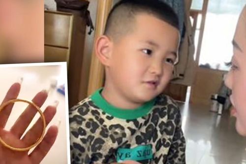 Bé mẫu giáo mang vòng vàng tặng bạn gái và tuyên bố khiến bà mẹ choáng váng