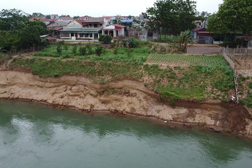 Bờ sông Đà ở Phú Thọ tiếp tục sạt lở, 'ngoạm' sâu vào đất liền tới 70m