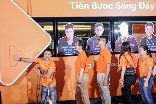 Nhiều hoạt động truyền cảm hứng trên chuyến xe 'Tiến bước sống đầy' của FWD