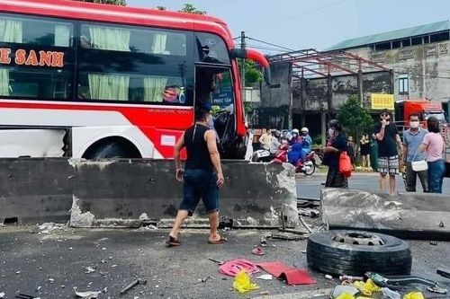 Xe khách tông dải phân cách, phụ xe và 3 mẹ con bị thương