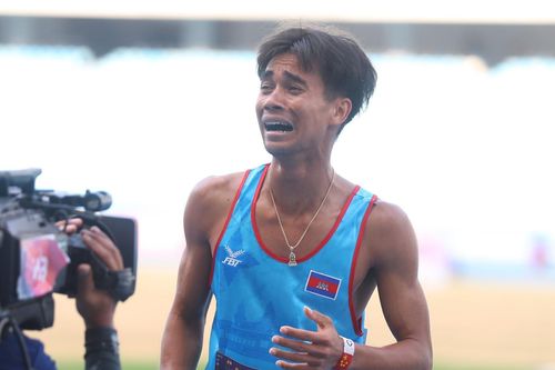 VĐV Campuchia khóc nức nở sau tấm HCV lịch sử ở điền kinh SEA Games