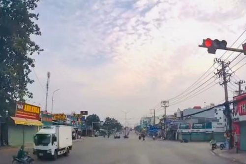 Tăng tốc tranh thủ đèn xanh sắp hết, ô tô tải hất người đi xe máy văng xa