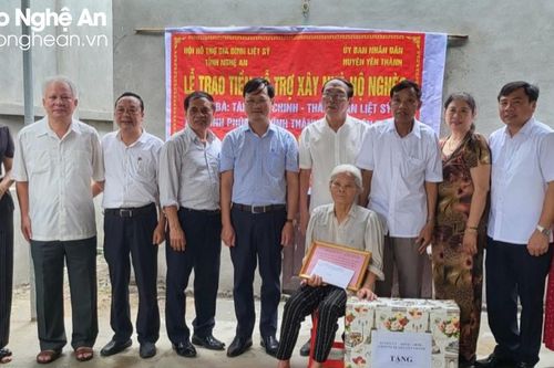 Trao 100 triệu đồng hỗ trợ xây dựng nhà tình nghĩa ở huyện Yên Thành
