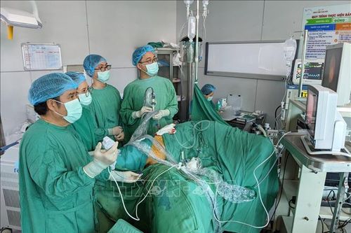 Lần đầu kết hợp 2 kỹ thuật nội soi trong một ca phẫu thuật lấy sỏi thận