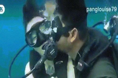Nữ du khách đang lặn biển thì bị người hướng dẫn quay sang quấy rối