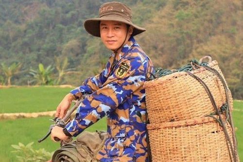 Thu hoạch 'lộc trời' chỉ có trong rừng già, nhóm bạn trẻ 'đút túi' hàng chục triệu đồng