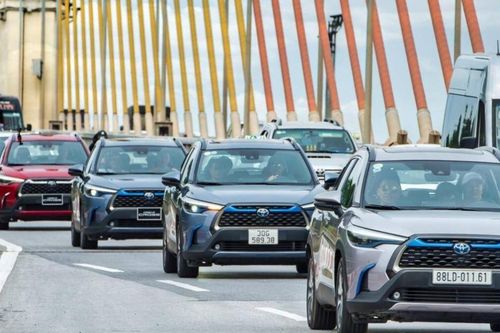 Toyota Corolla Cross tiếp tục giảm giá, chỉ còn từ 700 triệu đồng