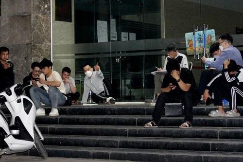 Trắng đêm xếp hàng nộp hồ sơ mua nhà xã hội