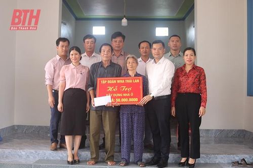 Trao tiền hỗ trợ xây dựng nhà ở cho gia đình thương binh tại huyện Hoằng Hóa