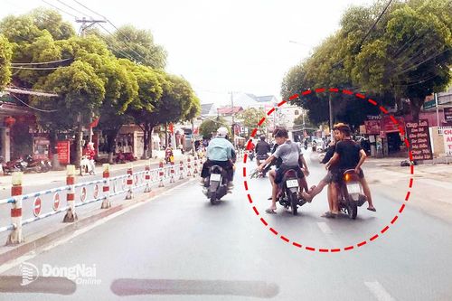 2 xe máy 'tống' 3 lưu thông trên phố