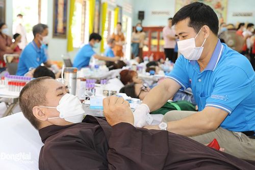 Tiếp nhận 250 đơn vị máu do các tăng, ni và phật tử tham gia hiến tặng