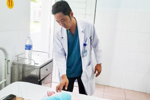 Đang từ bệnh viện về nhà, người mẹ bất ngờ sinh con