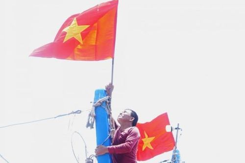 Theo cờ Tổ quốc vươn khơi