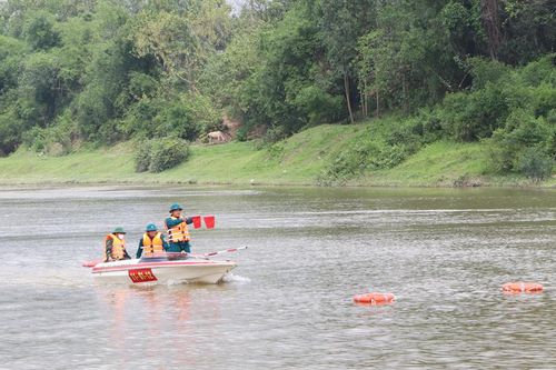 TP. Phổ Yên: Tập huấn lái xuồng và tìm kiếm cứu nạn cho cán bộ, chiến sĩ