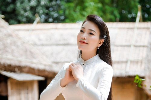 Sao Mai Huyền Trang ra mắt MV 'Nghĩ về Bác' quay tại Làng Sen