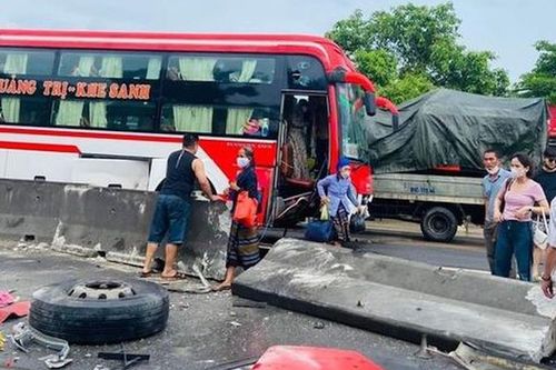Đi sai làn, xe khách chở 16 người lao vào dải phân cách, bánh văng ra ngoài