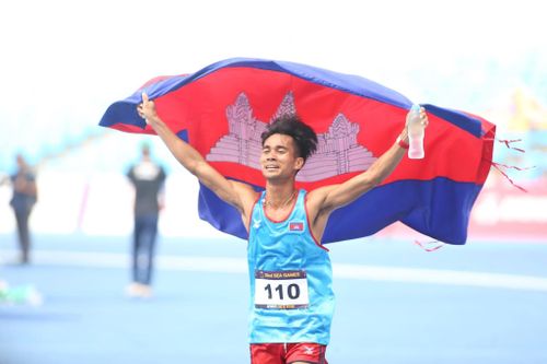 Giành HCV lịch sử ở SEA Games 32, VĐV Campuchia òa khóc nức nở