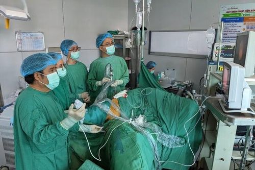 Lần đầu kết hợp 2 kỹ thuật nội soi trong 1 ca phẫu thuật lấy sỏi thận