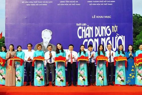 Hơn 200 tư liệu, hình ảnh tại trưng bày 'Hồ Chí Minh - chân dung một con người'